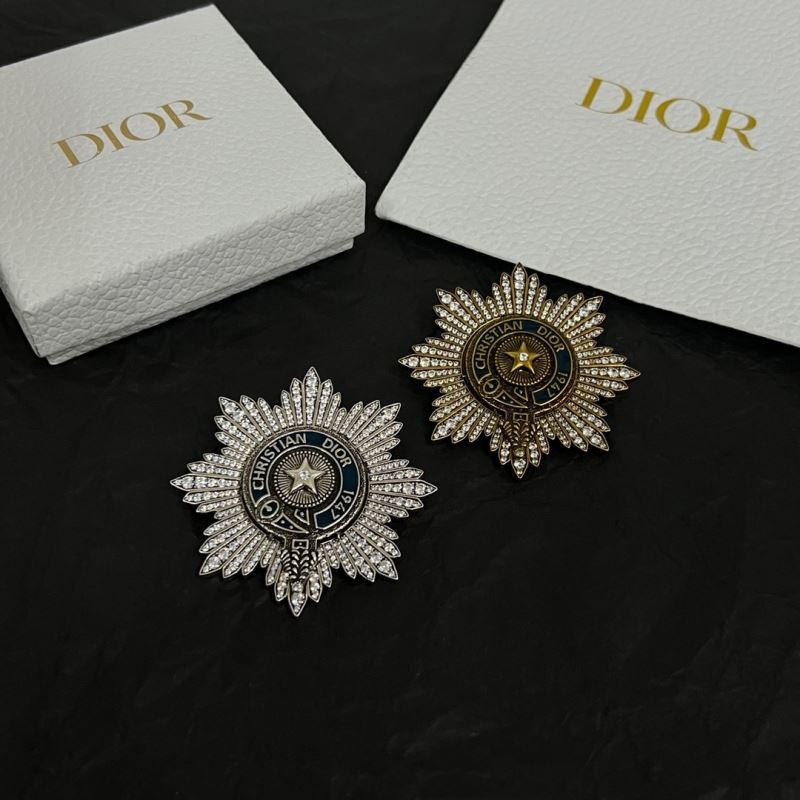 chr1st1an D10r brooches